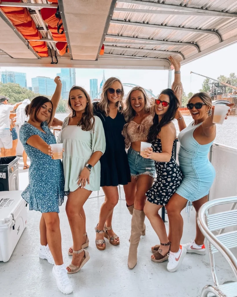 bachelorette party on pontoon in nashville
